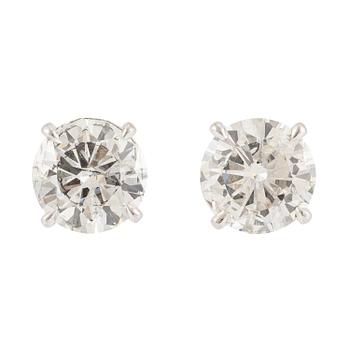 632. A pair of earrings in 18K white gold set with two round brilliant-cut diamonds.