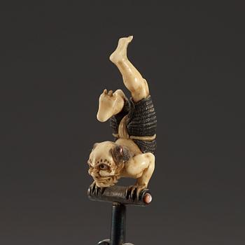 OKIMONO, elfenben, pärlemor, trä. Japan, Meiji (1868-1912).