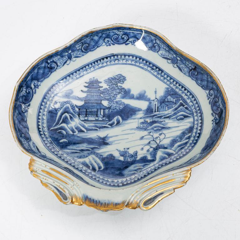 Fat samt smörterriner med fat, 2 st, porslin, Kina, Qianlong (1736-95).