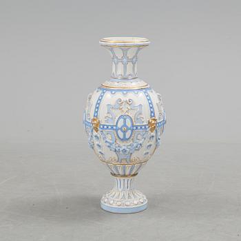 A DECORATIVE RÖRSTRAND PORCELAIN VASE, CA 1900.