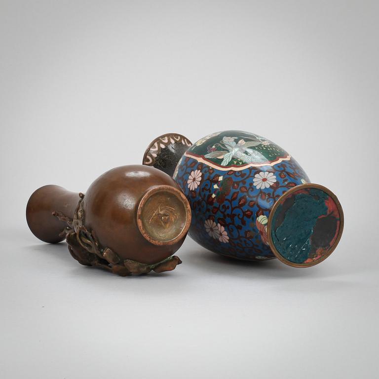 VASER, 2 st, brons och cloisonné, Japan 18-1900-tal.