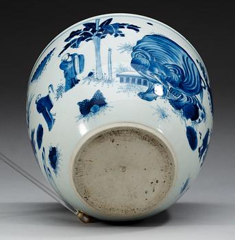 A fine blue and white Transitional pot, 17th Century.