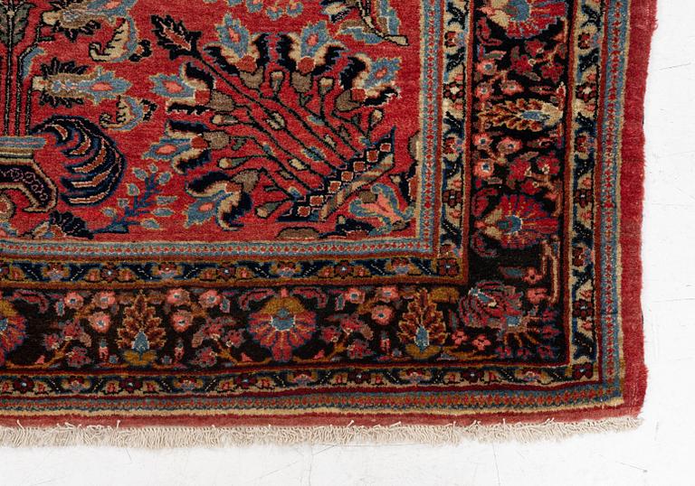 A semi-antique 'Mahajiran' Sarouk carpet, c 275 x 185 cm.