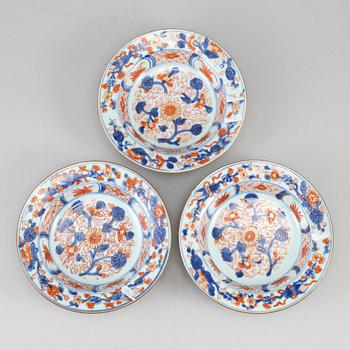 Three imari export porcelain dishes, Qing dynasty, Qianlong (1736-95).