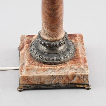 BORDSLAMPA, marmor och bronserad metall, 1900-talets första hälft.