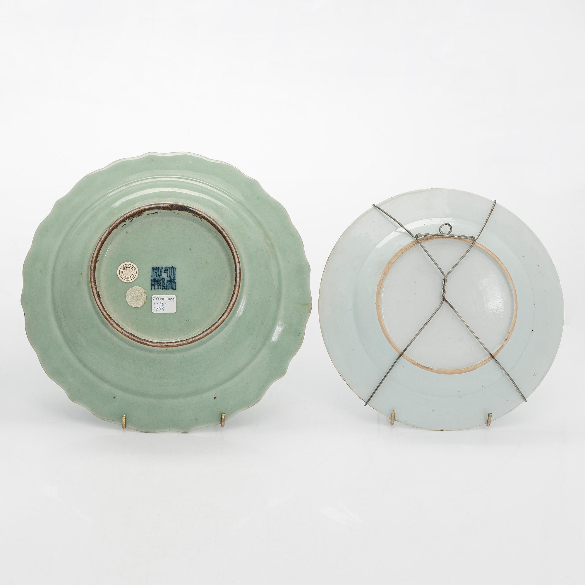 Two blue and white dishes and a vase, China, 18th/20th century.