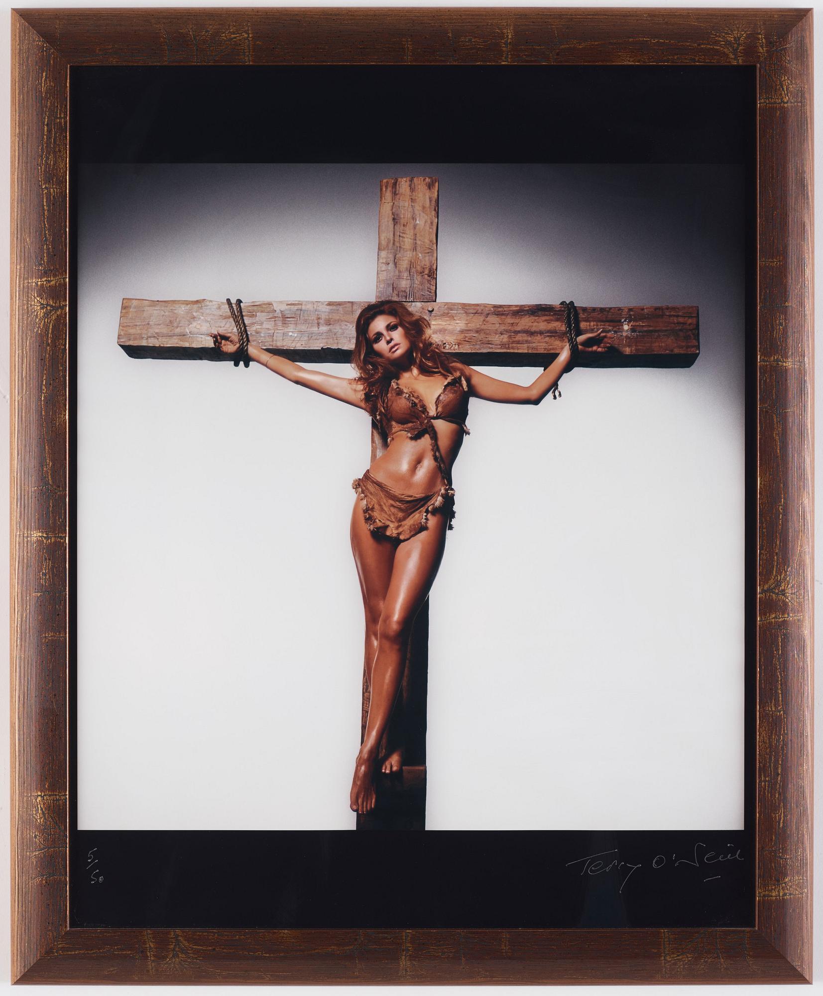 Terry O'Neill, "Raquel Welch on the Cross, Los Angeles", 1970.