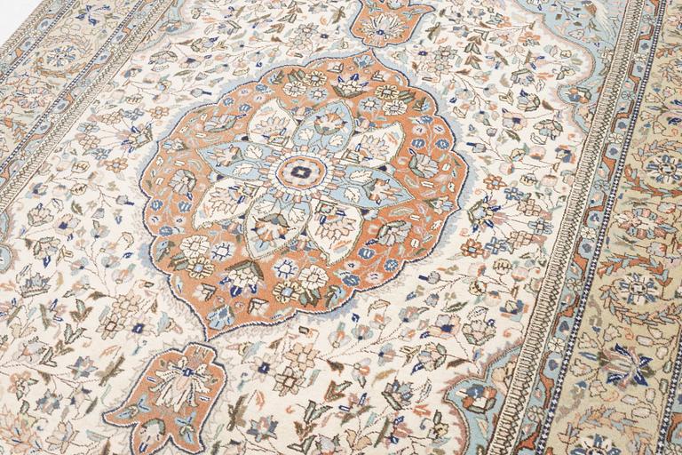 A Tabriz type carpet, c. 300 x 200 cm.