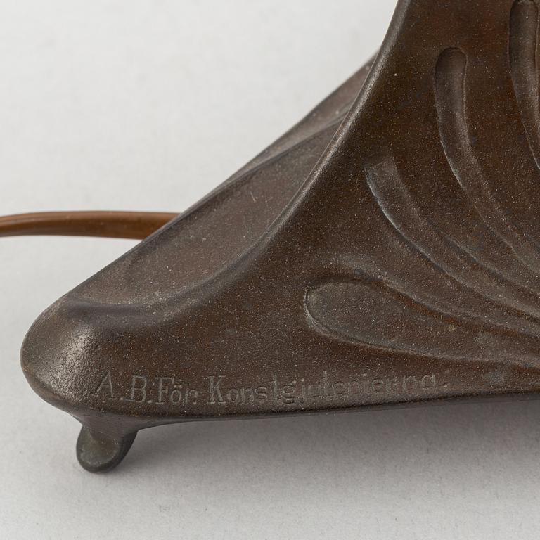 Alf Wallander, an Art Nouveau patinated bronze table lamp, AB Förenade konstgjuterierna, Stockholm 1898-1900.