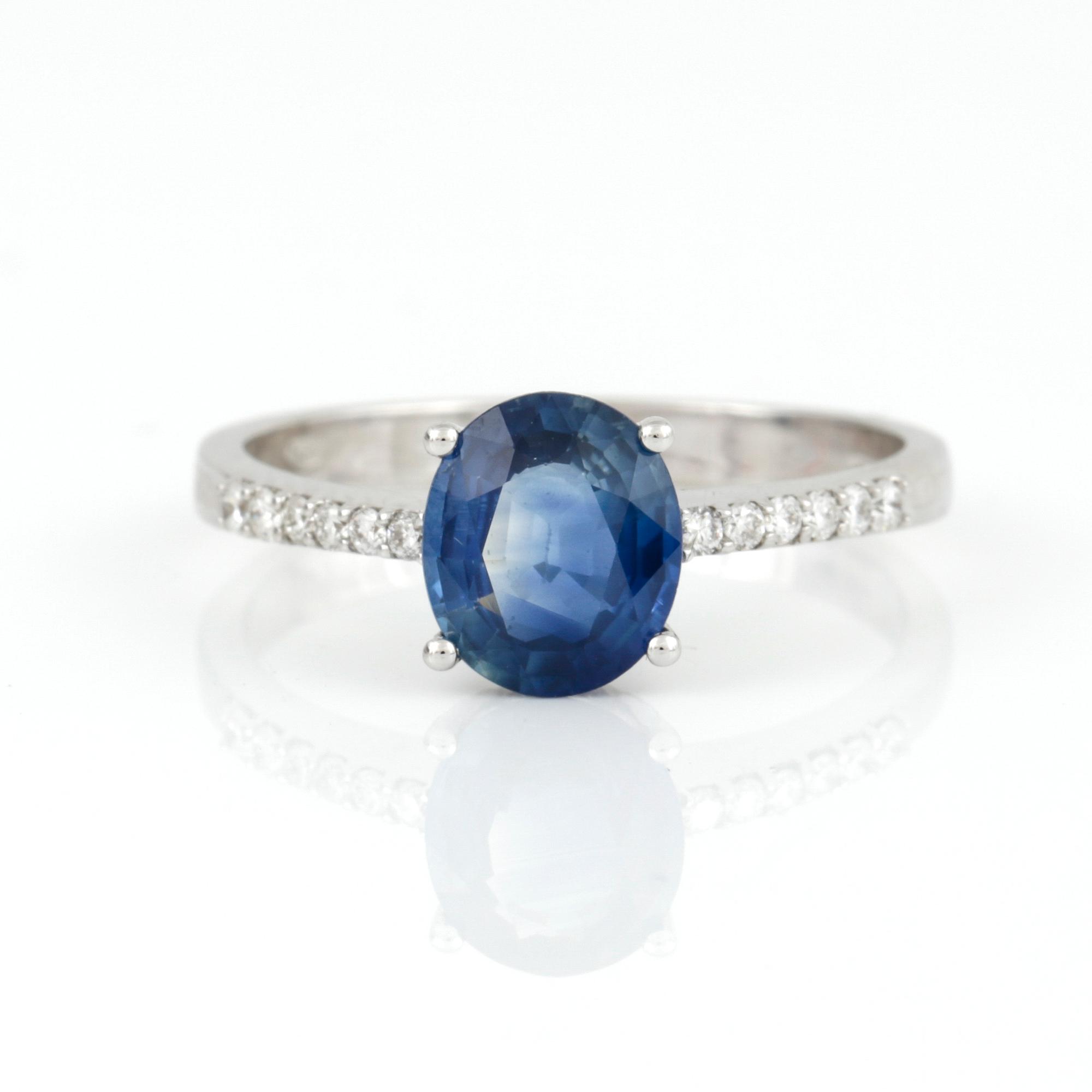 RING, 18K vitguld med ovalslipad safir ca 1,64 ct och briljantslipade diamanter tot ca 0,11 ct. Vikt 2,80 g.