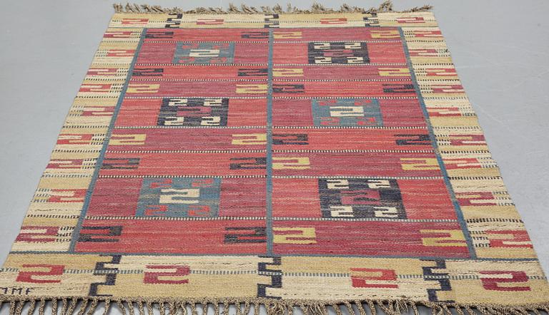 Märta Måås-Fjetterström, matto, "Röda Esset", flat weave, ca 203-207,5 x 148-149 cm, signed MMF.