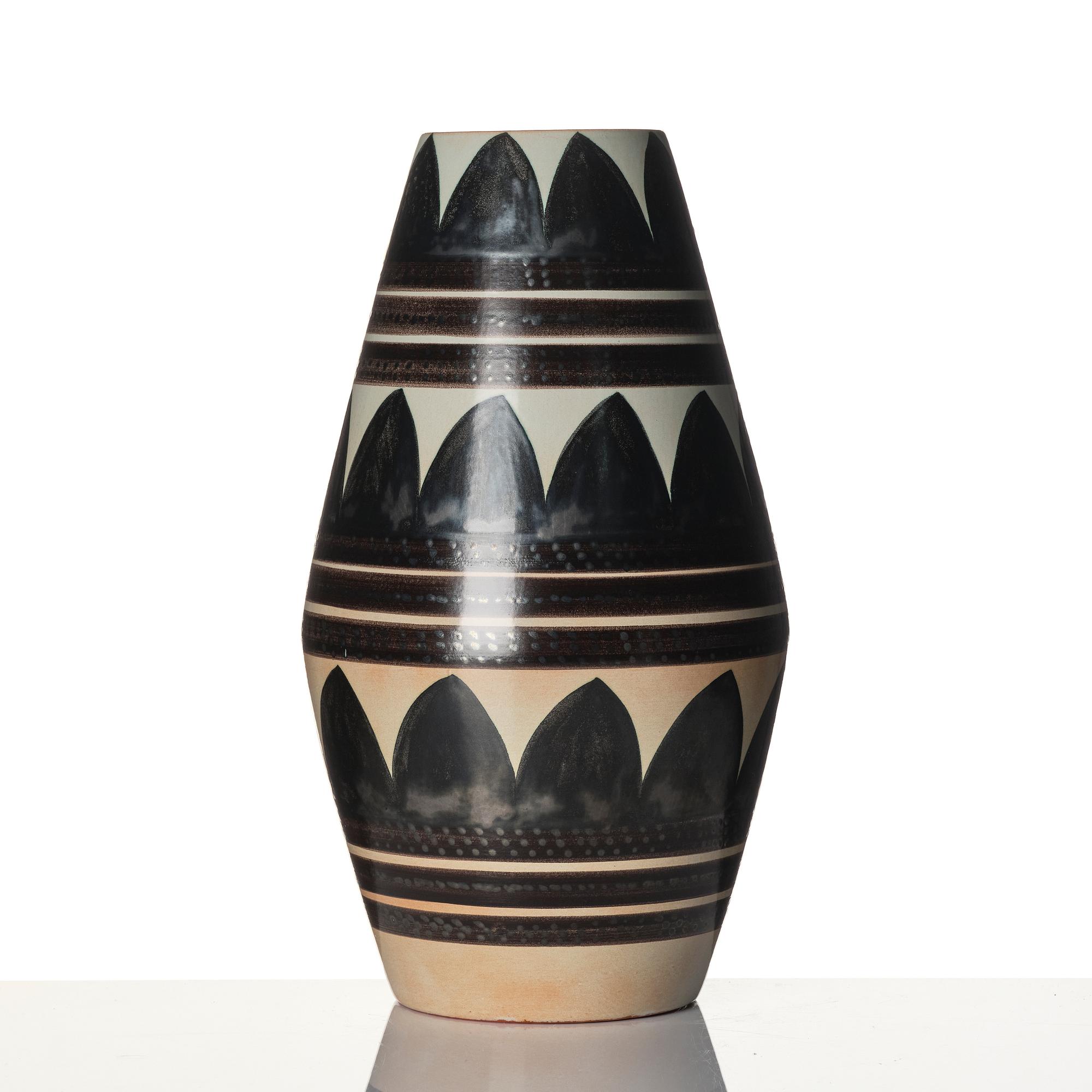 Carl-Harry Stålhane, golvvas, s k "Torro-fajans", dekor av Aune Laukkanen, Rörstrand.