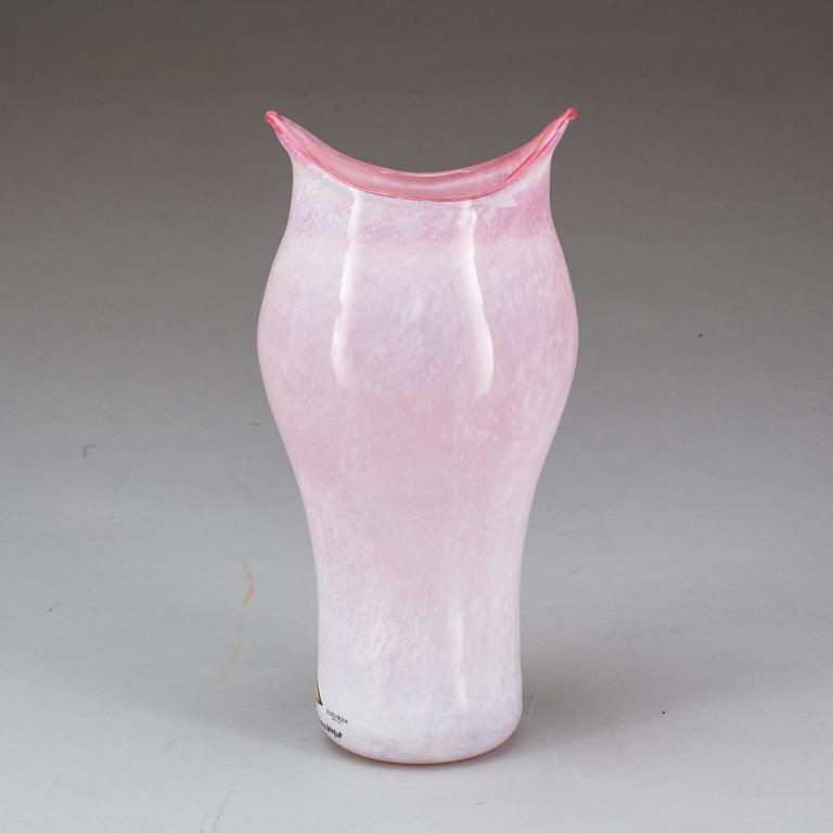 VAS, glas, Ulrica Hydman Vallien, Kosta Boda. 1900-talets andra hälft.