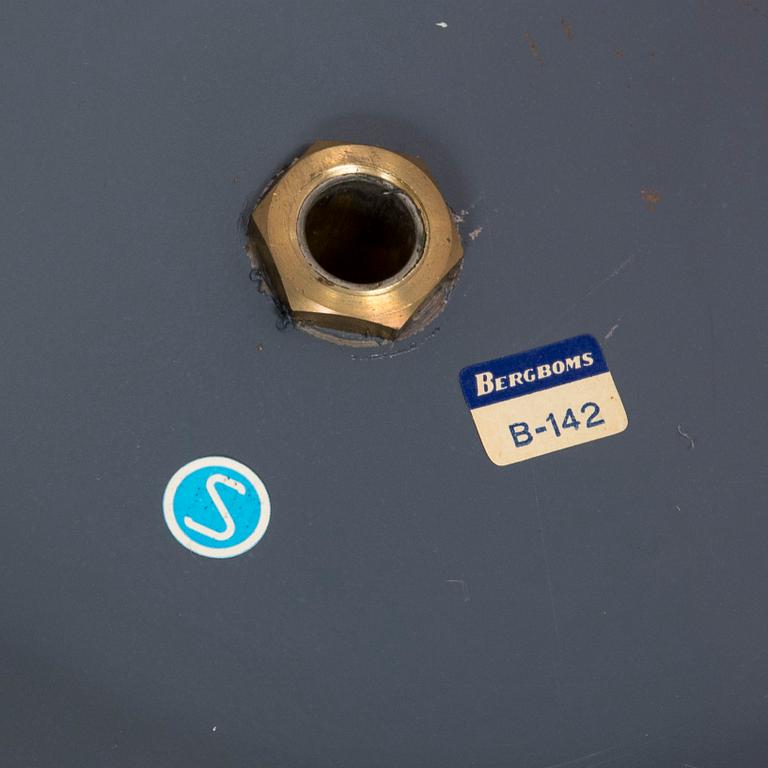 Pöytävalaisinpari malli B-142, Bergboms, 1970/80-luku. Punaiset varjostimet.