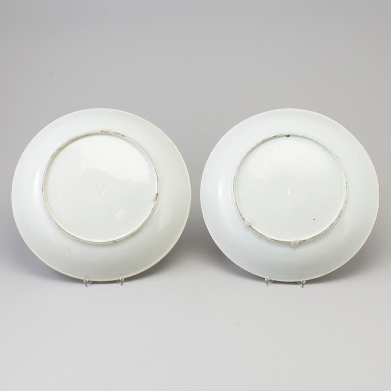A large pair of famille rose porcelain dishes, Qing dynasty, 19th century.