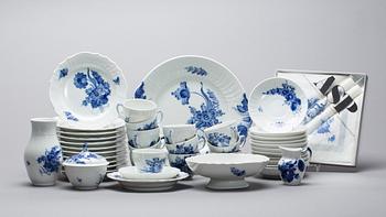 KAFFESERVIS, porslin, 29 delar, "Blå blomst", Royal Copenhagen.