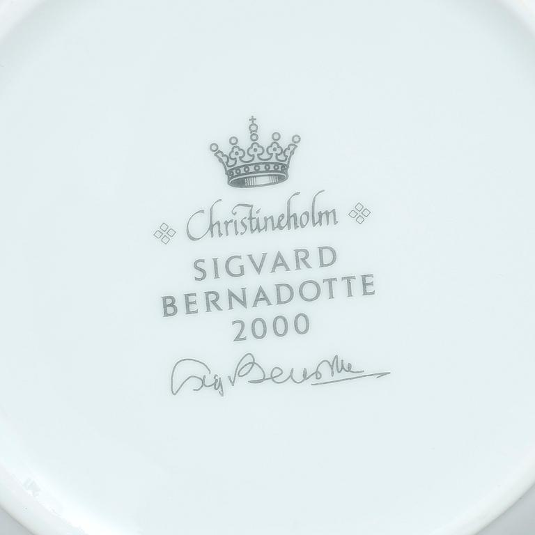 SERVISDELAR, 42 st, porslin. "Christineholm" eller "Marianne Royal Blue", Millenium, design Sigvard Bernadotte, 2000.