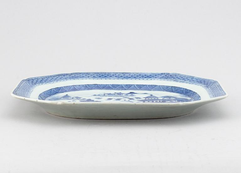 A blue and white serving dish, Qing dynasty, Jiaqing.