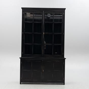 Vitrinskåp, Newport, samtida.