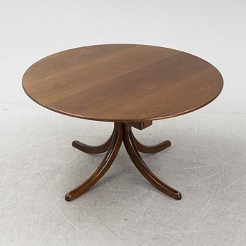 An oak dining table, AB Eriksson & Söner, Vrena, end of the 20th century.