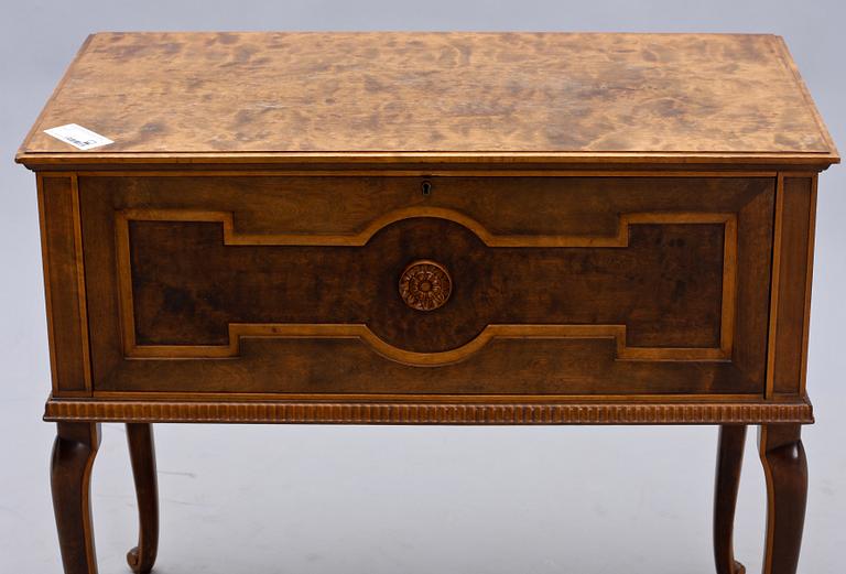 MATSALSGRUPP, 12 delar, brickmärkt Firma Möbler & Inredningar, inneh Arkitekt GH Wrange, Stockholm. 1920-30-tal.