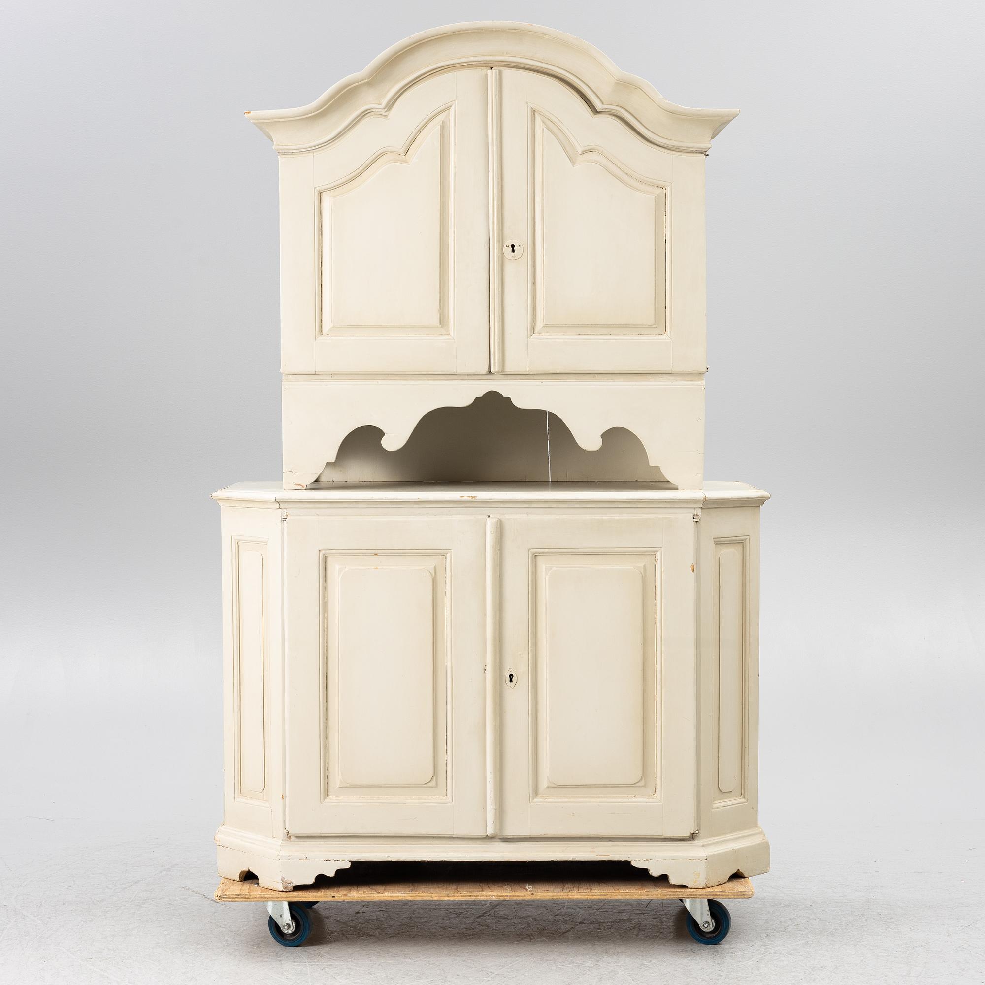 Skåp, omkring 1800.