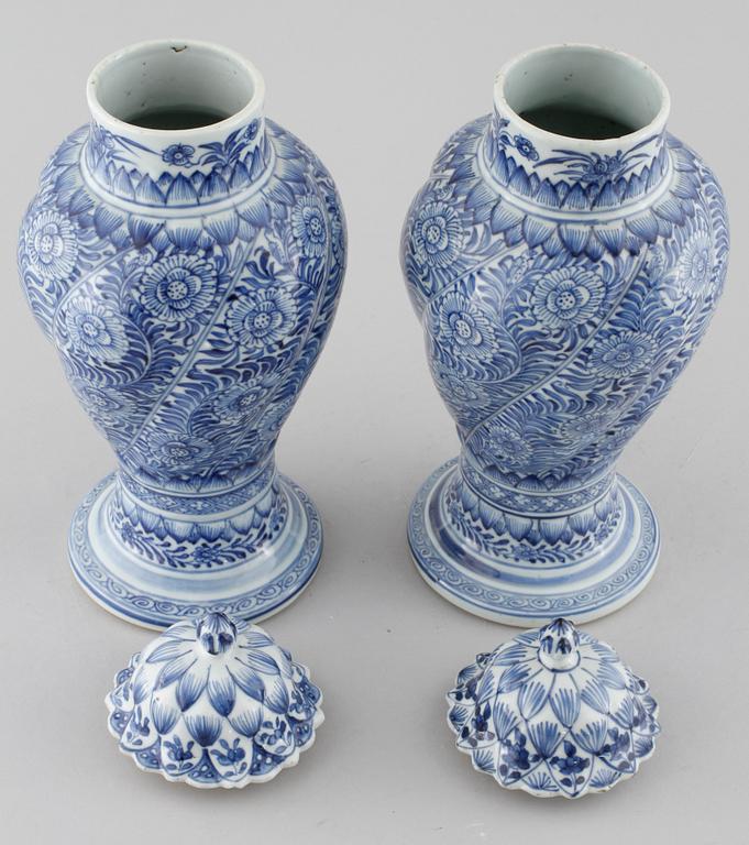 A pair of blue and white vases with cover, Qing dynasty, Kangxi period (1662-1722).