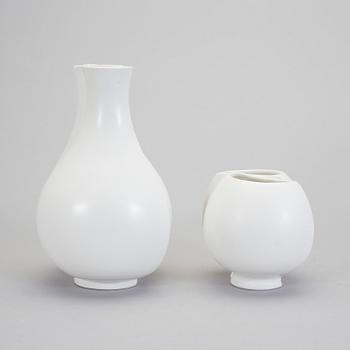 WILHELM KÅGE, vaser, 2 st "Surrea", vit cararragods, Gustavsberg.