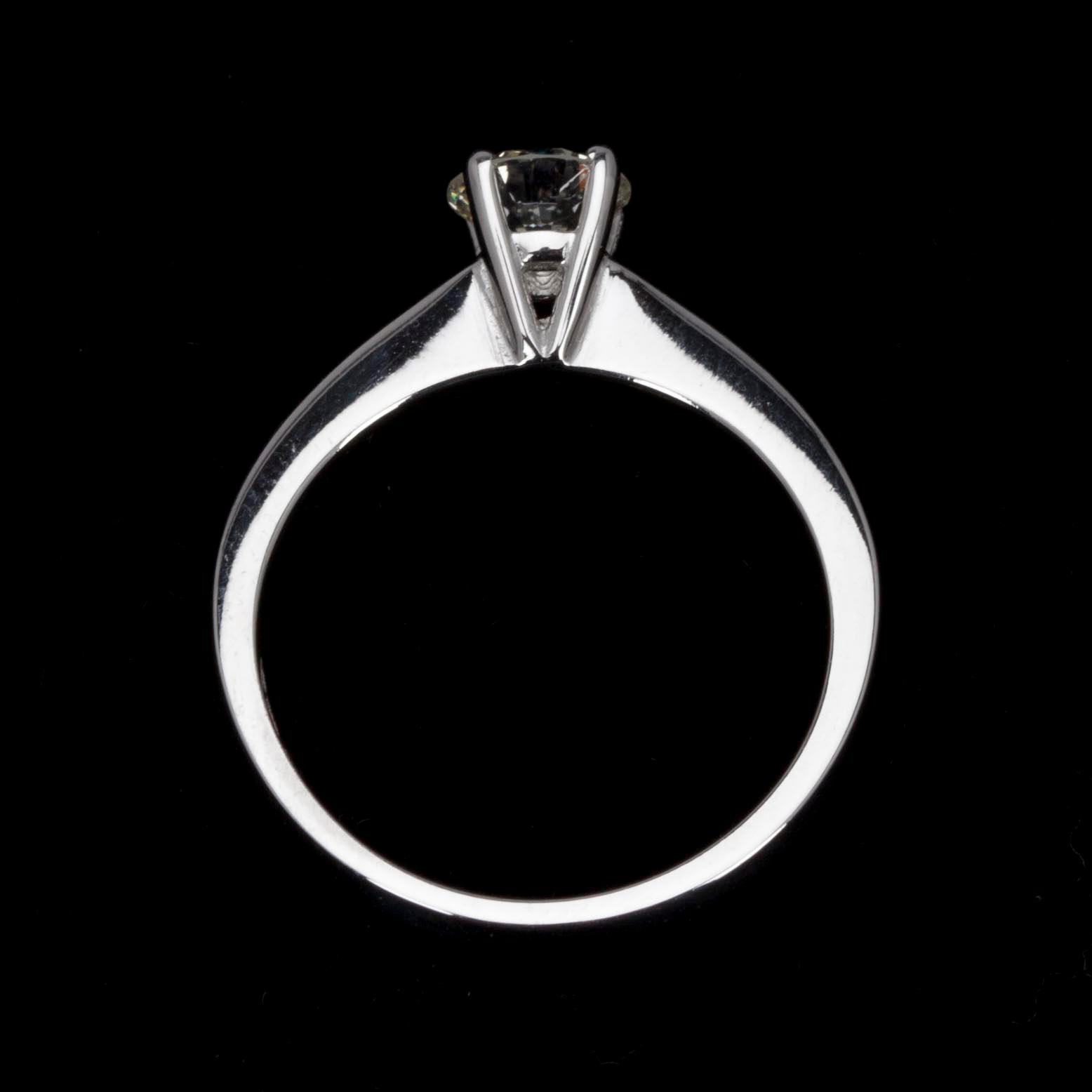 RING, vitguld 18K med briljantslipad diamant 0,61 ct. Vikt 2,9 g.