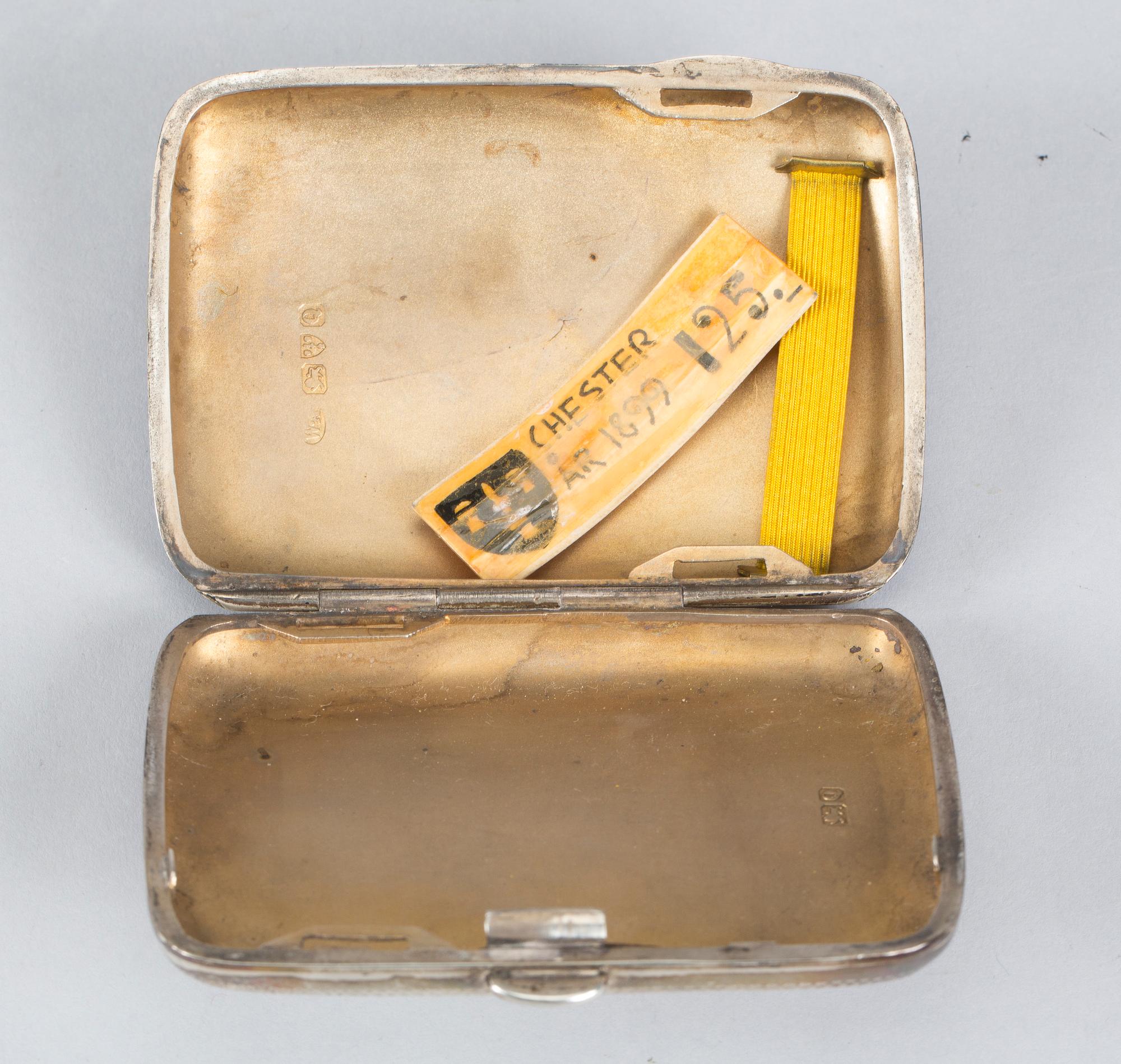 CIGARETTETUI, silver, Chester, England 1899-1900. Vikt ca 84 g.