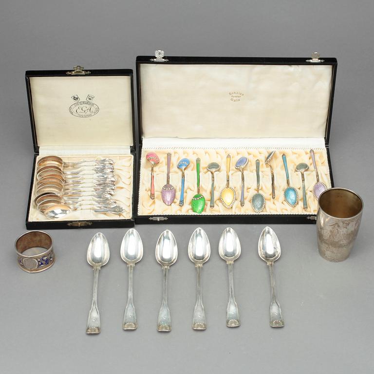 KAFFESKEDAR OCH TESKEDAR SAMT BÄGARE OCH SERVETTRING, silver, 1900-tal. Tot ca 522 gram.