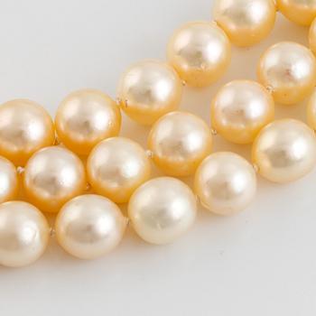 Cultured pearl necklace, clasp gold with brilliant cut diamonds.