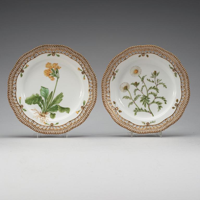 A set of 11 Royal Copenhagen 'Flora Danica' dinner plates, Denmark, early 20th Century.