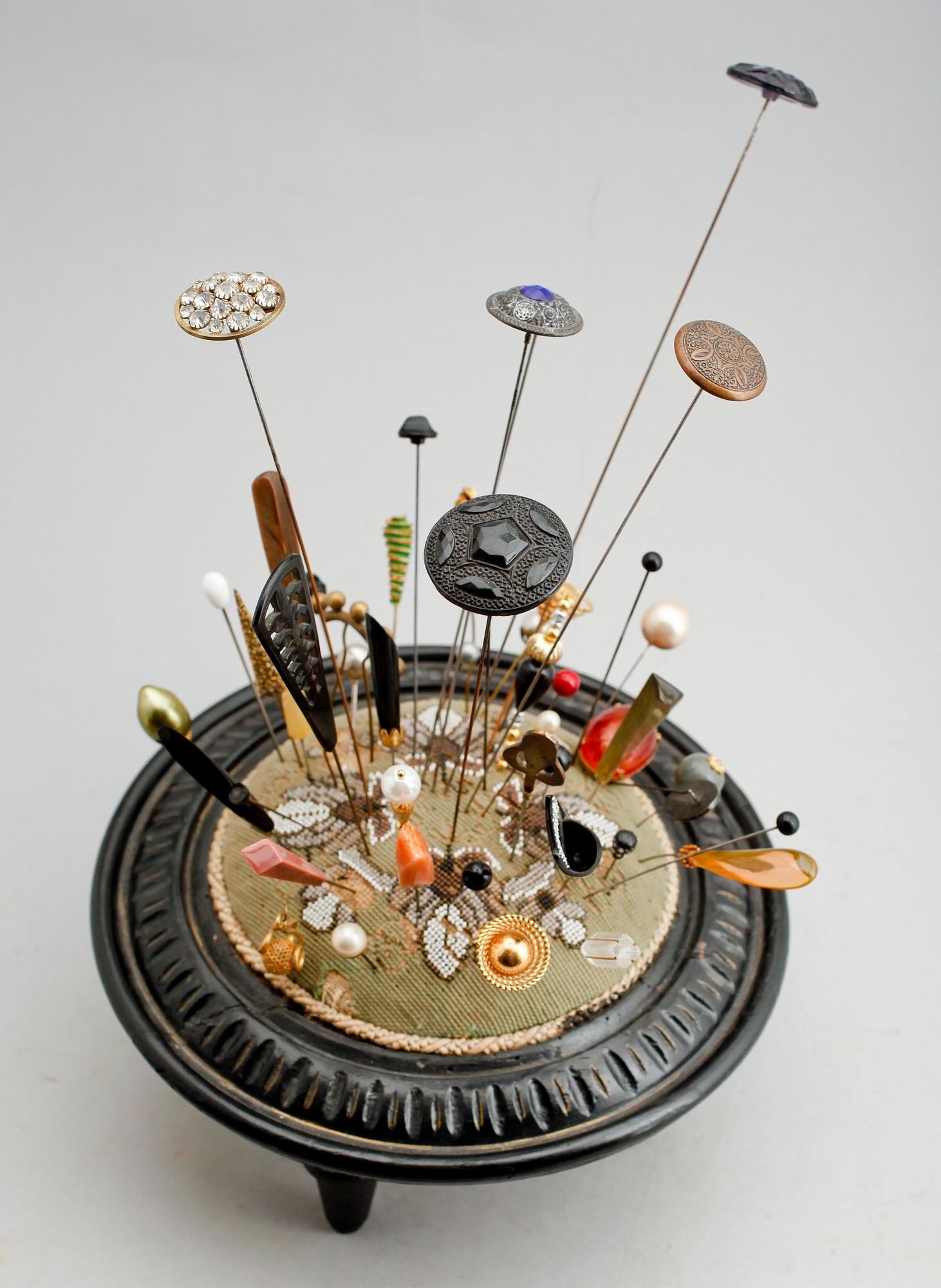 SAMLING HATTNÅLAR SAMT FOTPALL, sekelskiftet 1900.