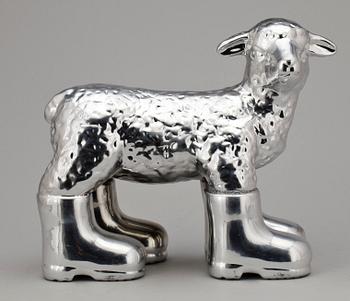 WILLIAM SWEETLOVE, "Cloned porcelain lamb with boots", keramik, sign o numr 46/100.
