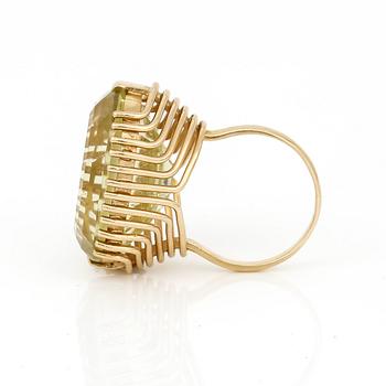 RING, 18K guld med oval facetterad citrin, ca 25,59 ct. Vikt ca 13,38 g.