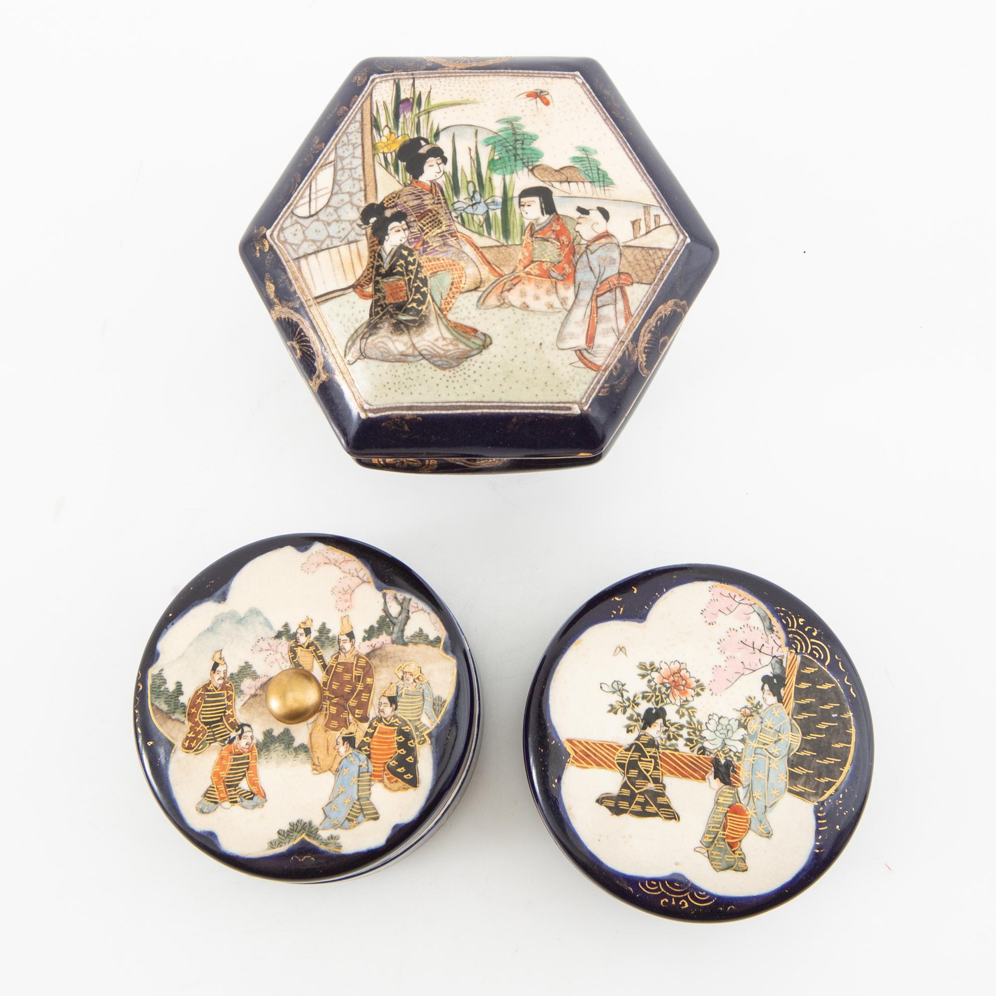 A collection of vases, bowls, and boxes 10 dlr Japan 20th century.