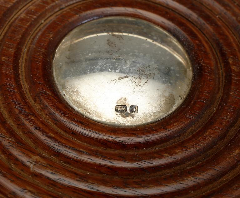 COASTERS, ett par, silver och trä, Mappin & Webb, Birmingham, 1994.