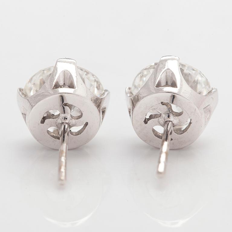 A pair of brilliant-cut diamond stud earrings in 18K white gold.