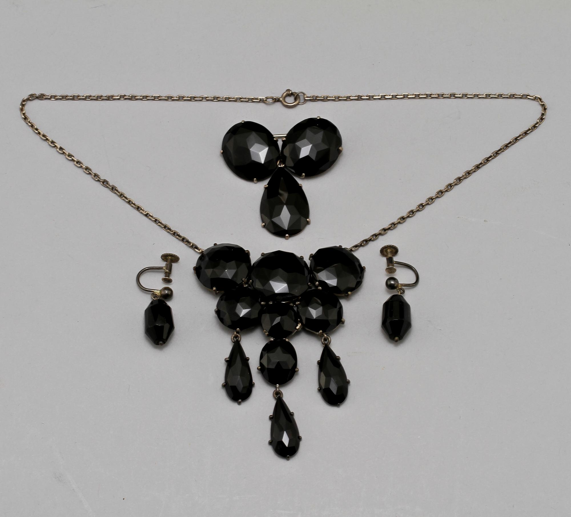 SORGESMYCKE, 3 del, silver samt onyx, bl a Carl Wilhelm Troselius, Stockhom, 1910. Tot vikt 38 g.