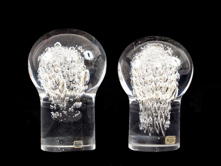 SKULPTURER, 2 st, glas, Göran Wärff, Kosta. 1900-tal.