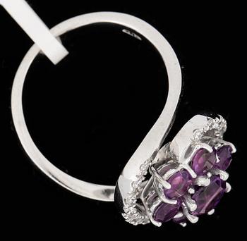 RING, 14k vitguld med ametister tot 1,68ct samt briljantslipade diamanter tot 0,22ct. Vikt ca 6,15 gram.