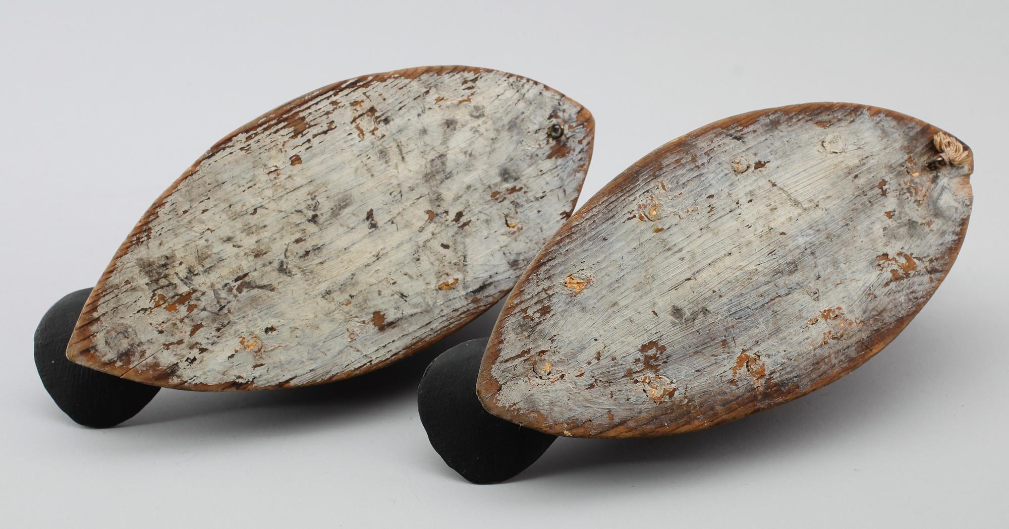 VETTAR, 2 st, målat trä, 1900-talets första hälft.