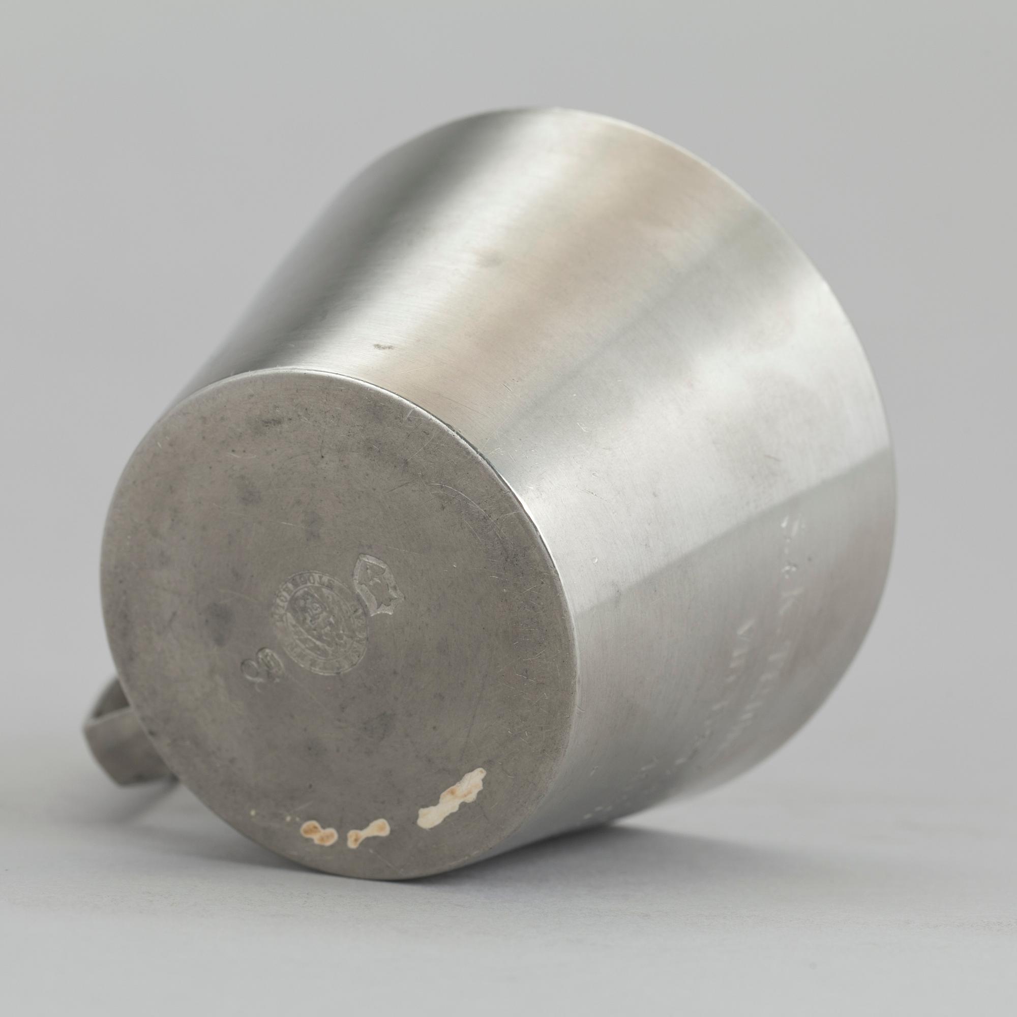SKÅL MED LOCK SAMT MUGG, tenn, Firma Svenskt tenn respektive Guldsmedsaktiebolaget GAB, Stockholm 1931 och 1930.