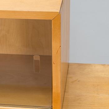 Aino Aalto, kaappi, malli 808 ja vitriini, malli 214 O.Y. Huonekalu- ja Rakennustyötehdas A.B. 1950-luvun alku.