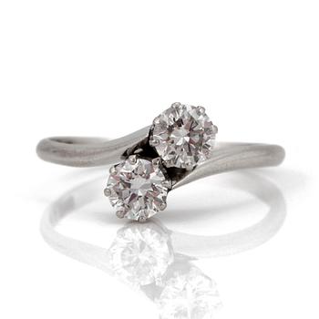 A cross-over style ring set with round, brilliant-cut diamonds.