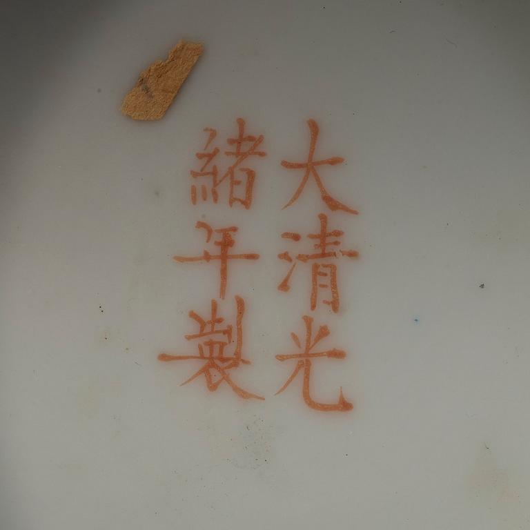 SKÅLAR, ett par, porslin. Republik med Guangxus märke.