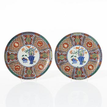 Tallrikar, fyra stycken, samt tekanna med lock, porslin. Japan, Meiji (1868-1912).