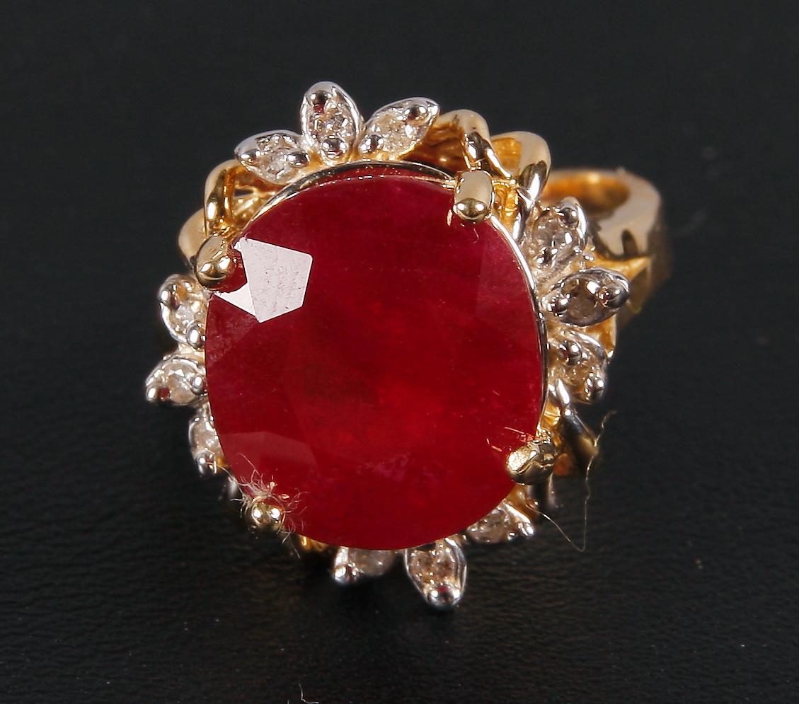RING, rubin 10,05ct, 12 diamanter sammanlagt 0,12ct samt 14k guld enl intyg.