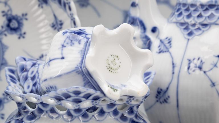 SERVISDELAR, ca 43 delar, porslin, "Musselmalet", Royal Copenhagen.